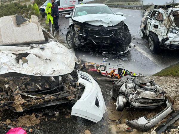 Aydın-İzmir otobanında zincirleme kaza: Çok sayıda yaralı var