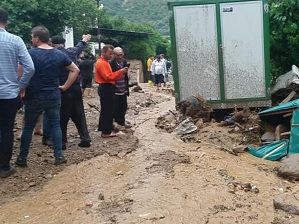 Aydın'da Korkutan Sel! Sağanak Yağmur İle Dereler Taşıp Araçlar Sürüklendi