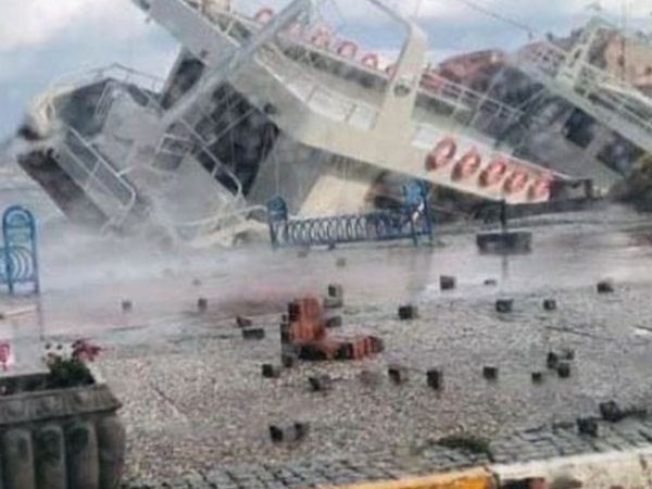 Ayvalık’ta Çıkan Şiddetli Fırtınada Tekneler Battı