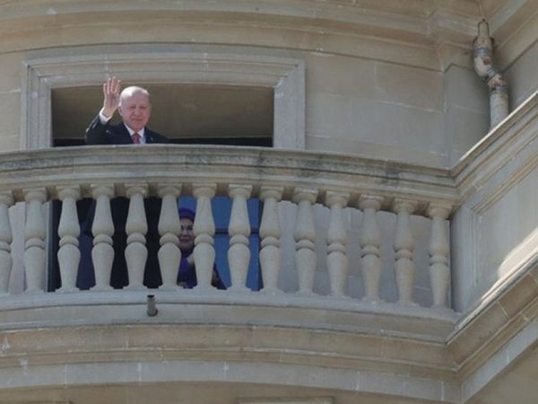 Azerbaycan'da Erdoğan Sesleri! Bakü'de Toplanan Grubu Cumhurbaşkanı Erdoğan Balkondan Selamladı
