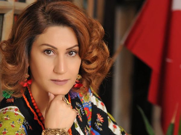Azerbaycanlı Sanatçı Azerin'den Türk Milli Takımına Marş!