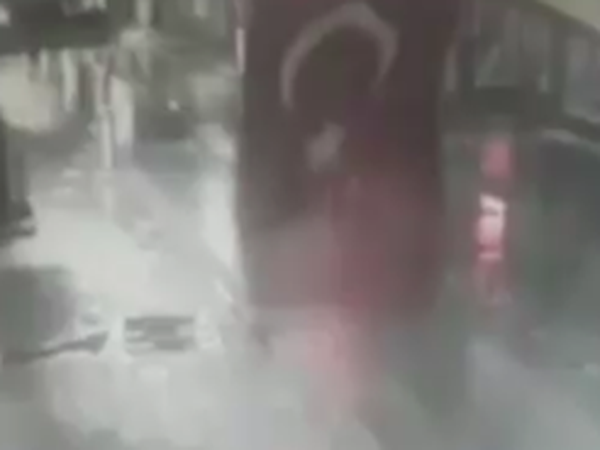 Polislerimizin Bayrak Hassasiyeti Duygulandırdı