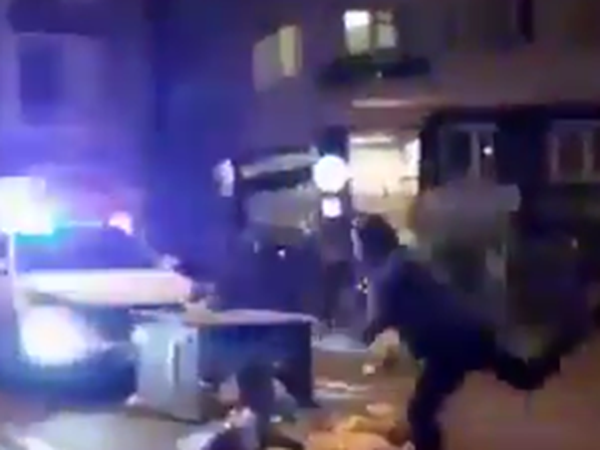 Provokatörler Polis Aracını Taşladı