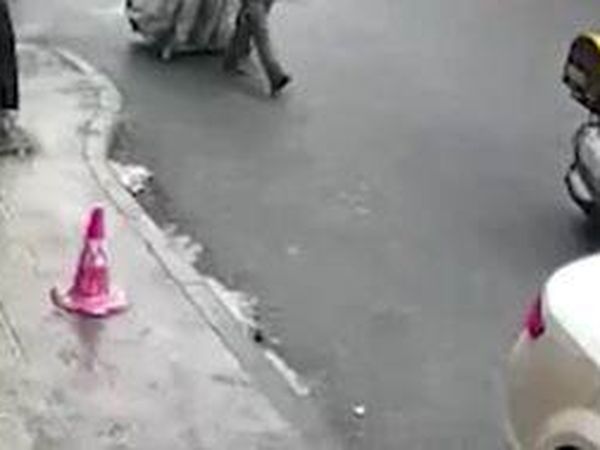 Başına Buz Sarkıtı Düşen Adam Yaralandı