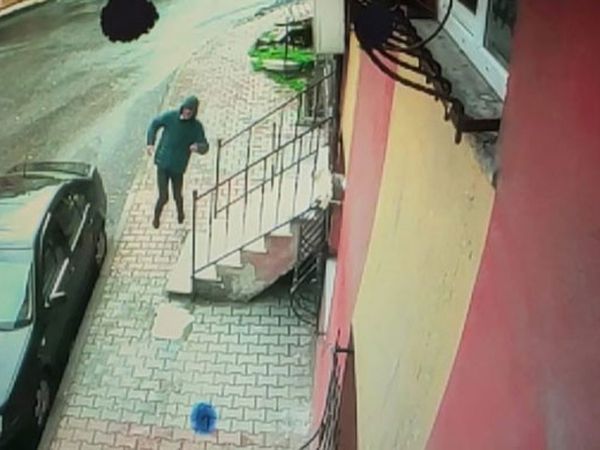 Bacağından Vurulan Adamın Sekerek Kaçtığı Anlar Kamerada