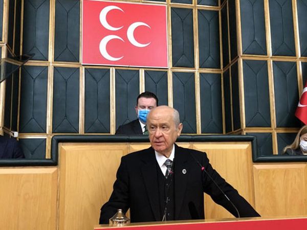 Bahçeli Özlem Gürses'i Tiye Aldı