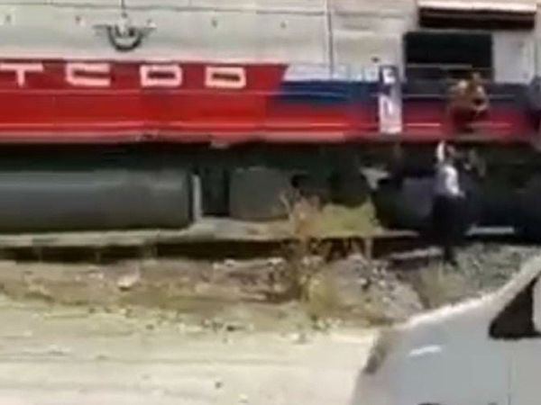 Bahşiş İçin Sıra Dışı Yöntem: Konvoyun Önünü Trenle Kestiler