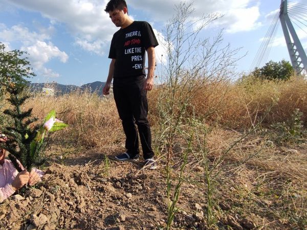 Bahtiyar Keskin, Fidan Dikimine Teşvik İçin Kendini Toprağa Gömdü
