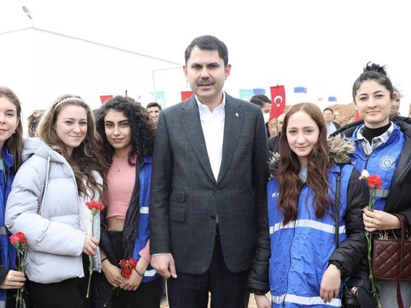 Bakan Murat Kurum, yangın bölgesinde kadınlarla fidan dikti