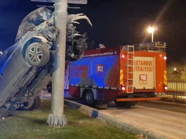 Bakırköy'de Yürekleri Ağızlara Getiren Kaza: Otomobil Yön Tabelası Direğine Asılı Kaldı 1 Yaralı