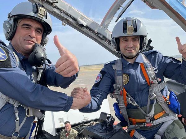 Bakü'de TEKNOFEST heyecanı: AKINCI TİHA, Selçuk Bayraktar'ın kumanda ettiği MiG29 ile kol uçuşu yaptı!
