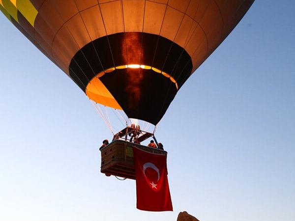 Balonlar Türk Bayrakları ve Atatürk Posteri ile Uçtu