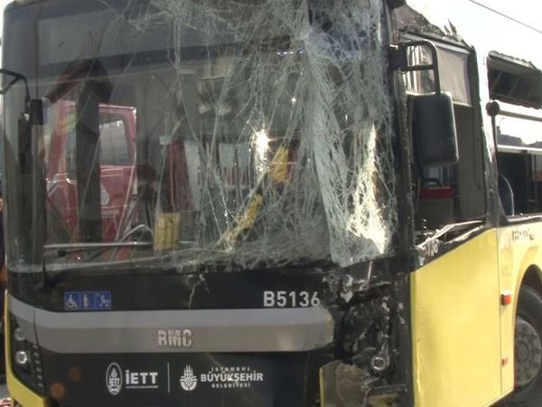 Başakşehir'de 2 İETT Otobüsü Kafa Kafaya Çarpıştı! Yaralılar Var