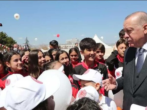 Başkan Erdoğan grup toplantısı sonrasında çocuklarla sohbet etti: Cumhurbaşkanı olursam bütün sigaraları yasaklayacağım