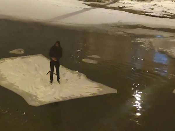 Bayburt’ta Kırdığı Buz Kütlesi İle Çoruh Nehri'nde Seyahate Çıktı