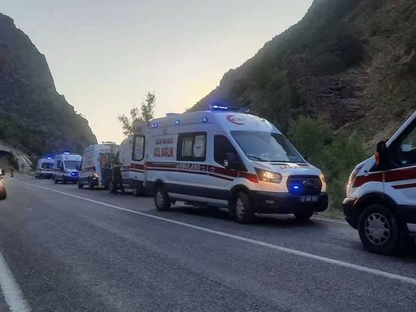 Bayram dönüşü kahreden kaza: Tur minibüsü devrildi! 3'ü ağır 19 kişi yaralandı