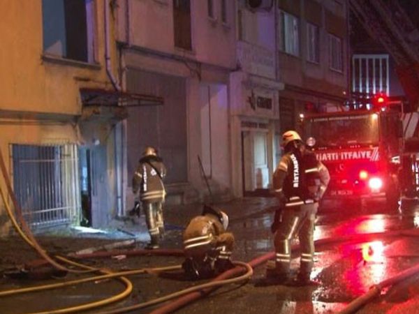 Bayrampaşa’da Bir Binanın Çatısı Alevlere Teslim Oldu