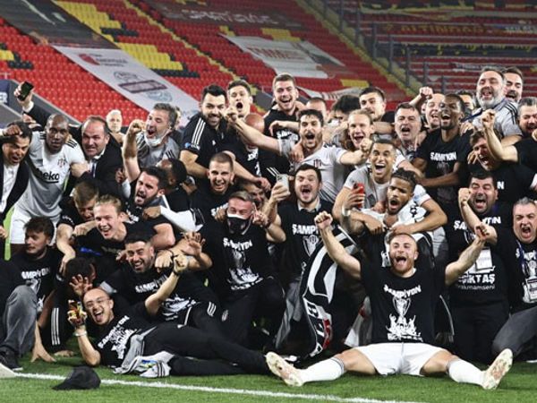 Beşiktaş'ın Şampiyon Olduğu An!  Sergen Yalçın Gözyaşlarını Tutamadı
