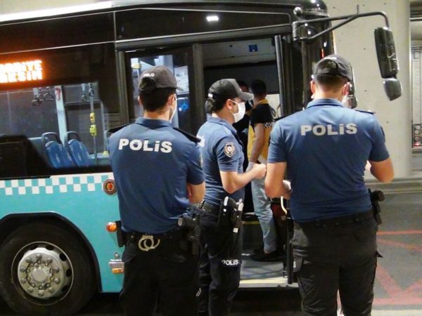 Beşiktaş'ta Binemediği Halk Otobüsüne Saldırdı