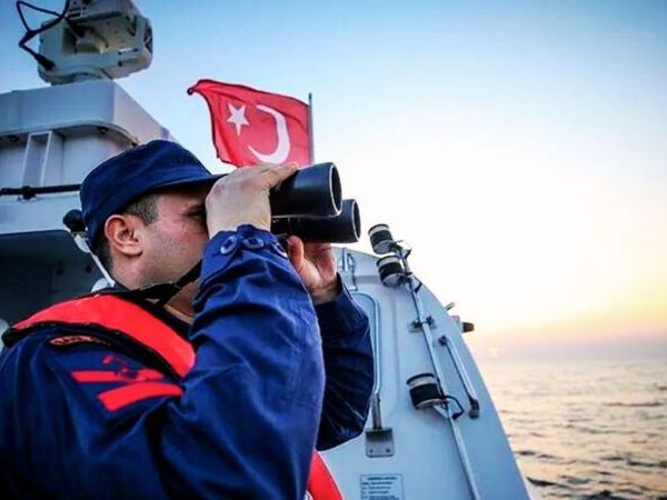 Beşiktaş'ta korku dolu anlar: İki kişi denize düştü