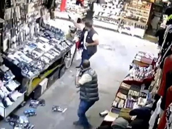 Beyazıt'ta iki grup arasında çatışma çıkmıştı olayın yeni görüntüleri ortaya çıktı!
