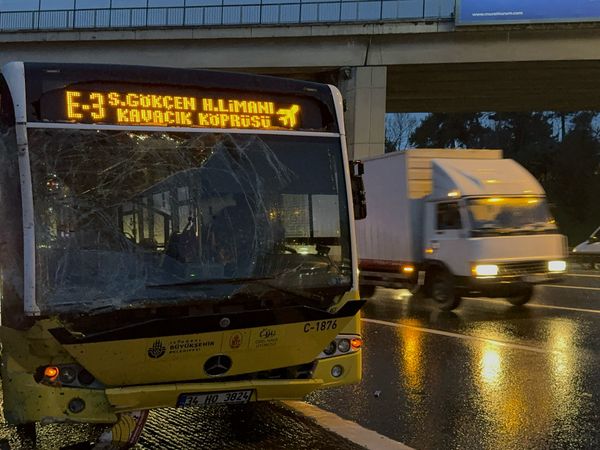 Beykoz’da panik: Halk otobüsü ile sebze yüklü kamyon çarpıştı