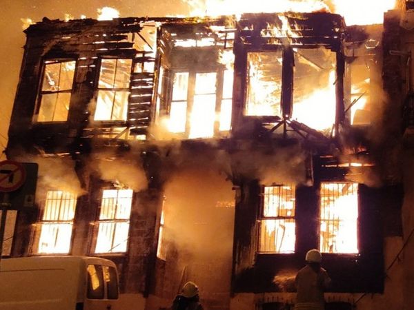 Beyoğlu'nda Ahşap Binada Korkutan Yangın
