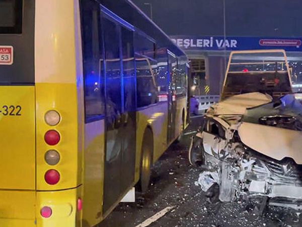 Beyoğlu'nda Direksiyon Hakimiyetini Kaybeden Araç Kullanılmaz Hale Geldi: 2 Kişi Yaralandı!