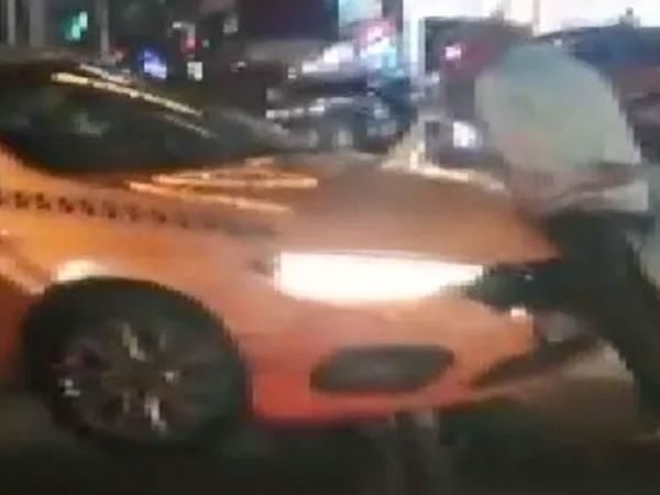 Beyoğlu’nda Yolcu Aracın Üzerine Çıkarak Ortalığı Birbirine Kattı