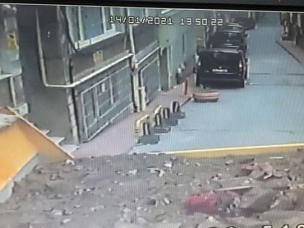 Yokuşta Kayan Kamyonet Bir Eve Çarptı