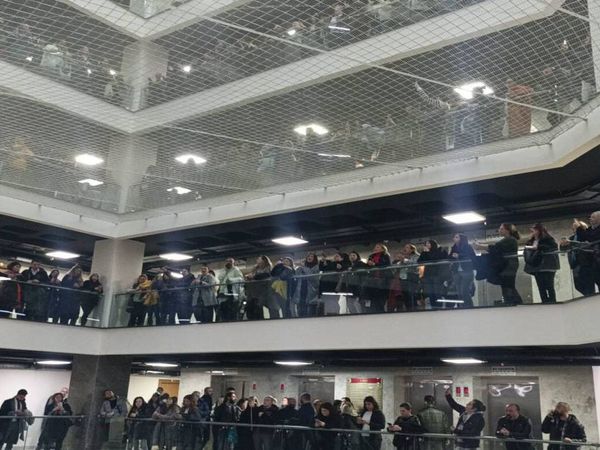 Binlerce insan mahkemeye akın etti! İkinci duruşma gecikmeli başladı: İstanbul'da Eros için adalet aranıyor!