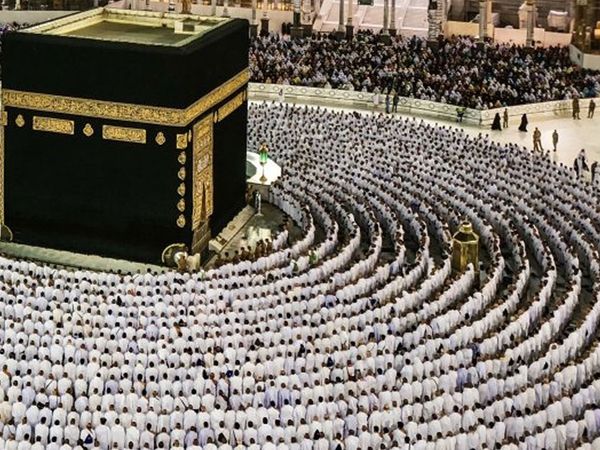 Bir Buçuk Yıl Aradan Sonra Kabe'de Sosyal Mesafesiz İlk Namaz Kılındı!