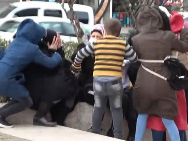 Birbirilerine Tutunarak Ayakta Durabildiler
