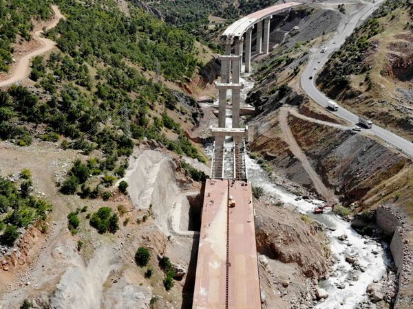 Bitlis'te yapılan bölgenin en büyük viyadüğü tamamlanmak üzere!
