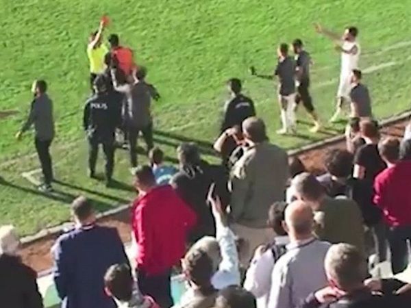 Bölgesel Amatör Lig'de Futbolcu Maçta Hakeme Kafa Attı!