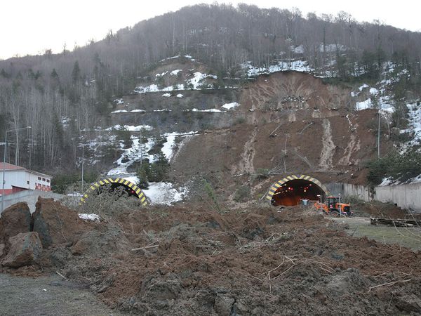 Bolu Dağı'nda toprak kayması meydana geldi