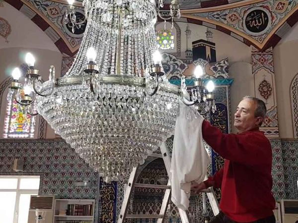 Böyle hobi görülmedi: Yalova'da yaşayan Uğur Sertoğlu cami cami gezip avize temizliyor!