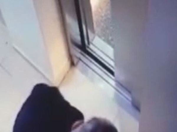 Böyle Komşu Şiddeti Görülmedi: Kapısının Önüne Her Gün Çöp Bırakıp İdrarını Yaptı