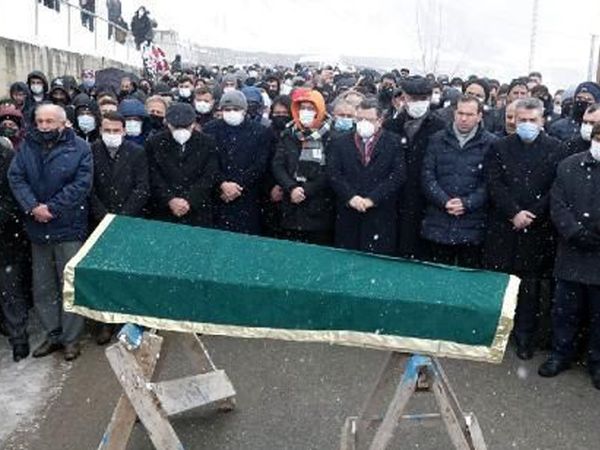 Böyle Olay Görülmedi! Cenaze 1 Saat Musalla Taşında Bekletildi