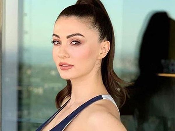Burcu Özberk cesur pozlarıyla olay yarattı