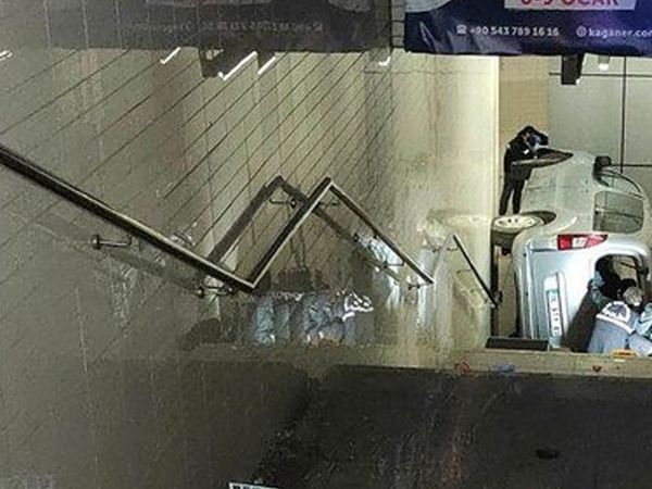 Bursa’da Akıl Almaz Kaza! Yoldan Çıkan Araç Metronun Alt Geçit Merdivenlerine Düştü