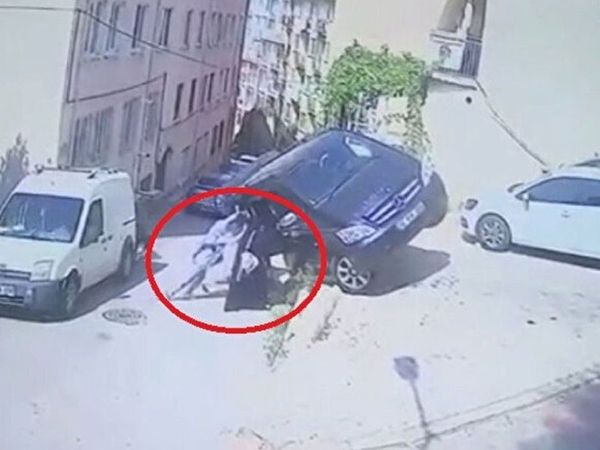 Bursa'da akıllara durgunluk getiren olay! İki kadın minibüsü hava da yakaladı!