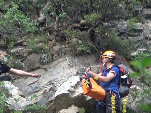 Bursa'da Bir Genç, Polisten Kaçmak İsterken Kayalıklara Sıkıştı