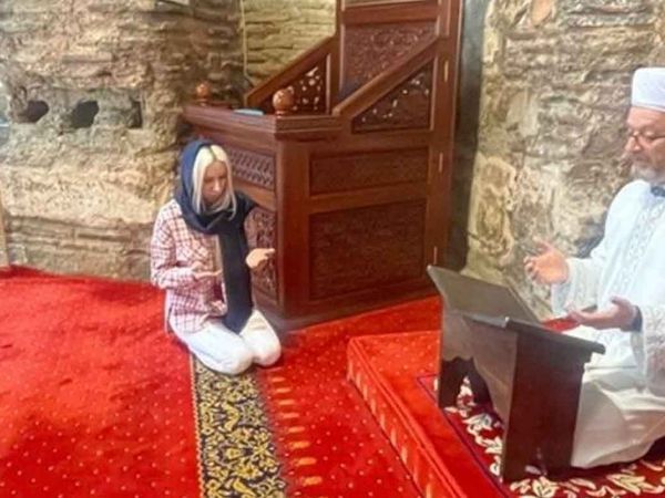 Bursa'da duyduğu ezan sesinden etkilenen Ukraynalı turist kadın Müslüman oldu