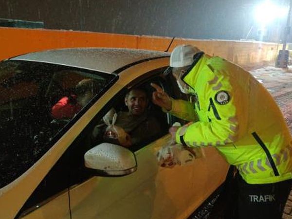 Bursa'da Emniyet Ekipleri Trafikte Kalan Sürücülere Çay ve Simit İkram Etti