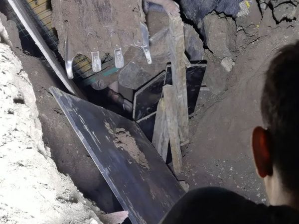 Bursa’da göçük altında kalan genç 8 saat sonra kurtarıldı