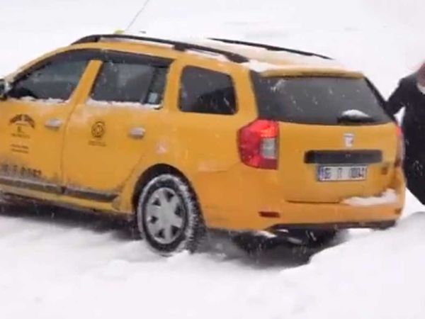 Bursa'da kar ve buzlu yollar vatandaşa kabusu yaşattı: Bazı görüntüler ise içimizi ısıttı