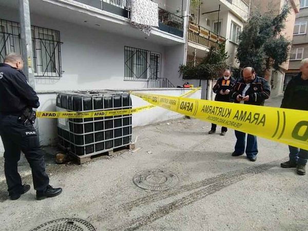 Bursa'da kimyasal madde alarmı: evin önüne bırakılan varilde bulunan 1 buçuk tonluk kimyasal madde sokağa yayıldı