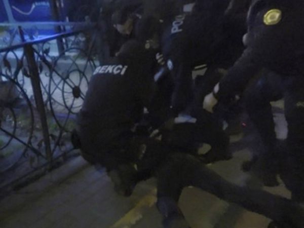 Bursa’da Kısıtlama Saatlerinde Polise Saldırı Anları