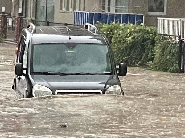 Bursa’da sağanak yağış hayatı felç etti: Araçlar sürüklendi, iş yerlerini su bastı
